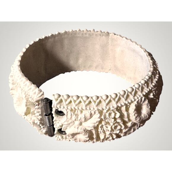 Vintage Floral Carved Hinged Bangle Bracelet Creamy White Celluloid / Faux Ivory - Picture 6 of 6